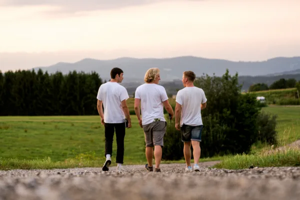 Drei Fundraiser laufen gemeinsam über einen Feldweg