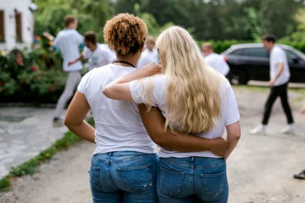 Zwei Fundraiserinnen stehen Arm in Arm vor ihrer Crew-Unterkunft
