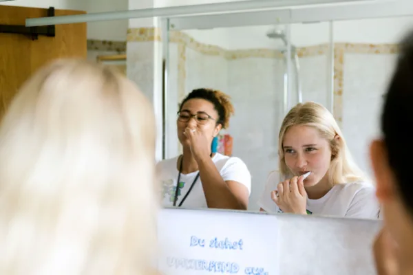 Zwei Fundraiserinnen putzen gemeinsam Zähne