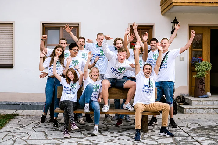 Eine jubelnde Fundraising-Crew vor ihrer Unterkunft