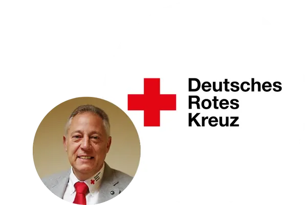 Logo des Deutschen Roten Kreuzes mit Porträt von Manfred Lau